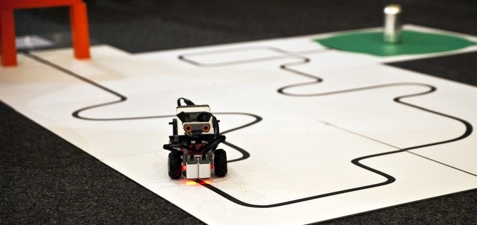 Gimnazija Ilirska Bistrica prireja regijsko robotsko tekmovanje za osnovnošolce in srednješolce