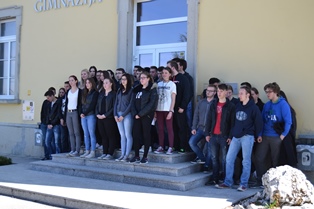 Maturanti Gimnazije Ilirska Bistrica so zapeli maturantsko himno